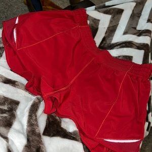 Red lululemon sz 8 hotty hot shorts 2.5 inch high rise